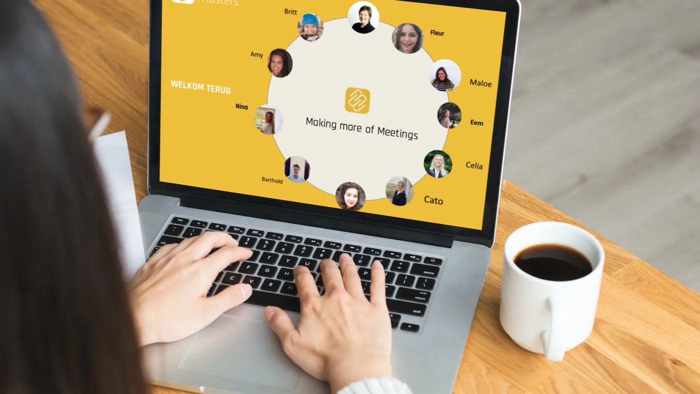 Vrouw achter een laptop in een MeetingMasters SpatialChat-sessie — collega's als kring rond 'Making more of Meetings'